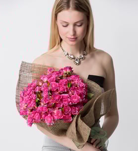 49 Rosas ramificadas rosadas - Abrazo lleno de alegría