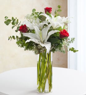 Bouquet de 2 lirios blancos y 3 rosas rojas