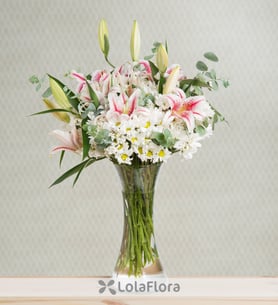 Lirios y margaritas rosas: Brisa ligera
