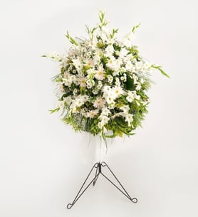 Corona funeraria: margaritas, gerberas y gladiolos blancos