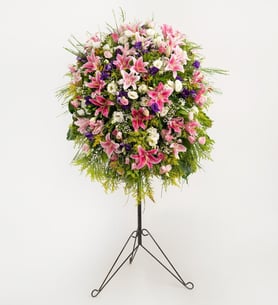 Corona funeraria: lisianthius y lirios