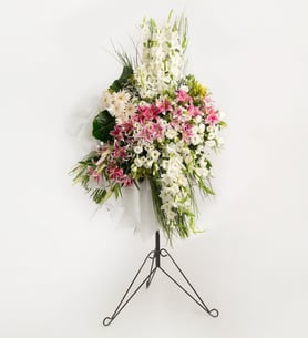 Corona funeraria: lirios, gerberas, lisianthius y gladiolos