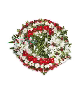 Corona blanca y roja de margaritas y lirios